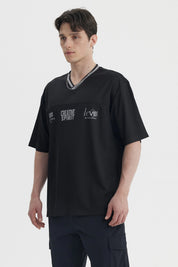 Polera hombre negra de corte slim con cuello en V y texto creativo en el pecho estilo casual moderno