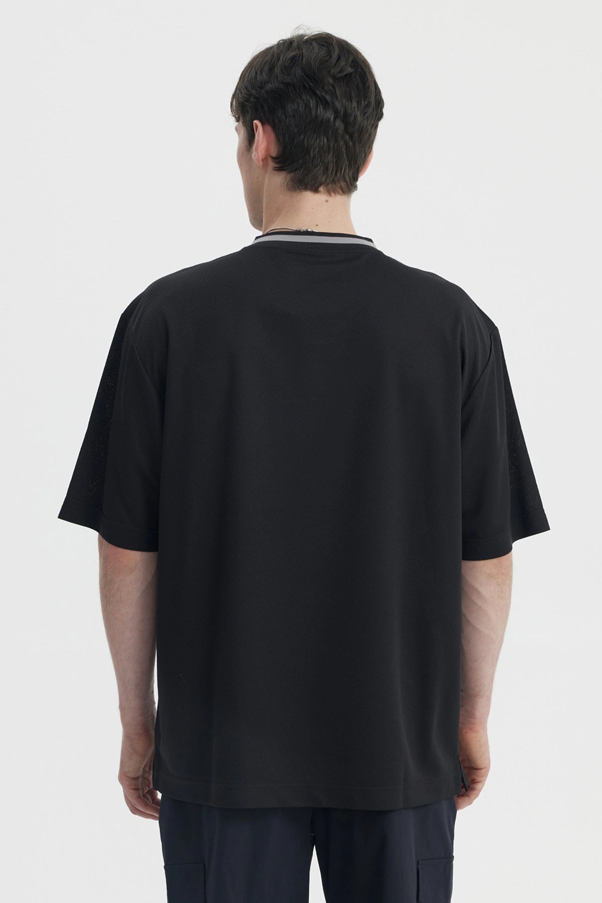 Polera hombre negra de corte slim con cuello en V y texto creativo en el pecho estilo casual moderno