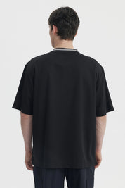 Polera hombre negra de corte slim con cuello en V y texto creativo en el pecho estilo casual moderno