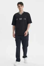 Polera hombre negra de corte slim con cuello en V y texto creativo en el pecho estilo casual moderno