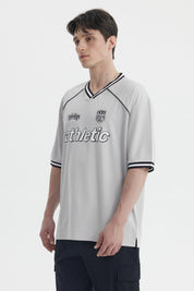 Polera gris marengo de hombre estilo slim con cuello en V y detalles en negro sin estampa visible lisa y moderna