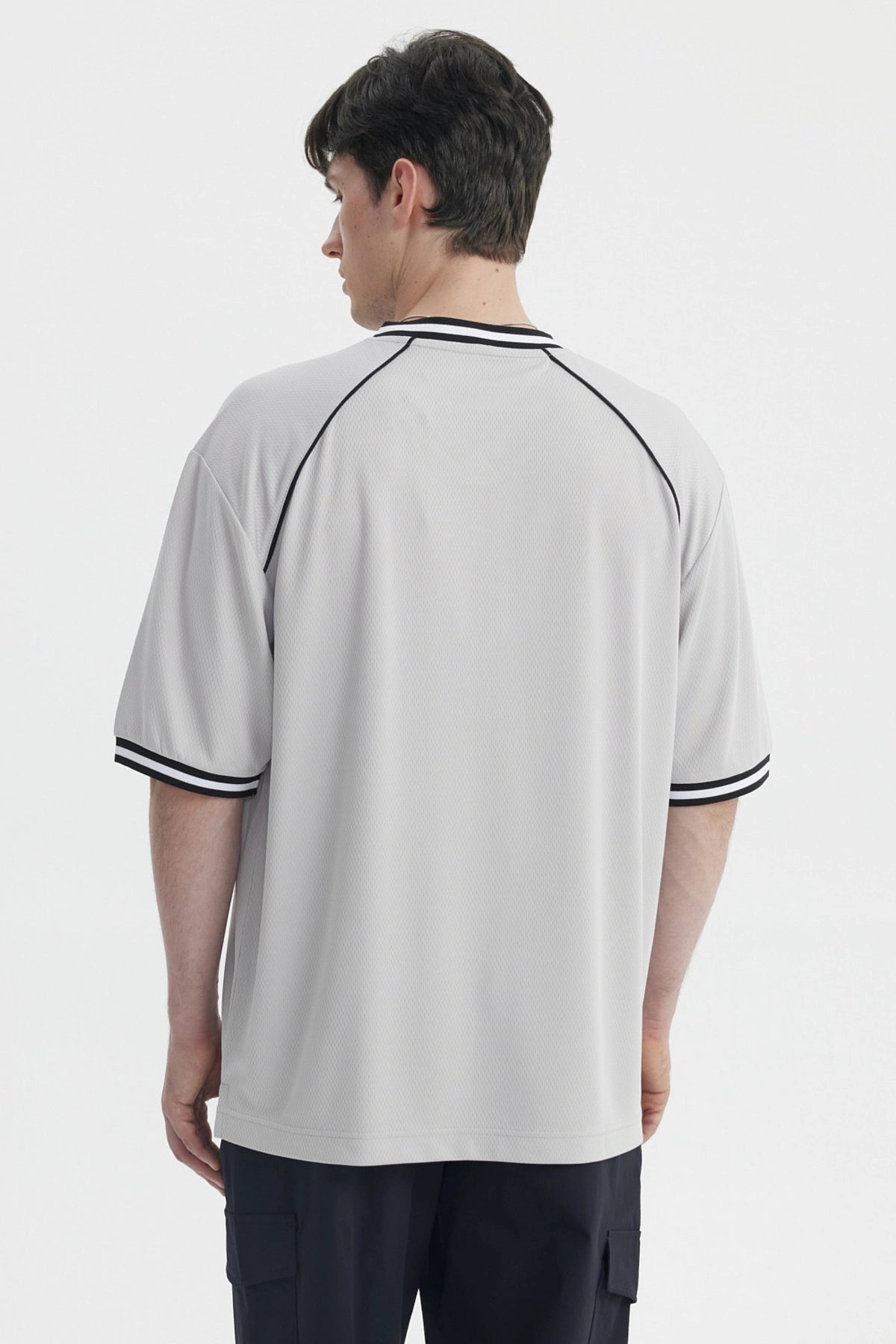 Polera gris marengo de hombre estilo slim con cuello en V y detalles en negro sin estampa visible lisa y moderna