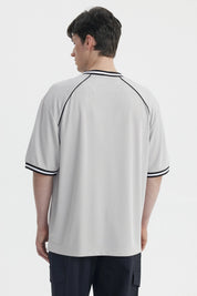 Polera gris marengo de hombre estilo slim con cuello en V y detalles en negro sin estampa visible lisa y moderna
