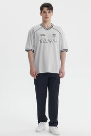 Polera gris marengo de hombre estilo slim con cuello en V y detalles en negro sin estampa visible lisa y moderna