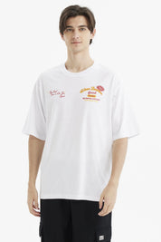 Polera oversize blanca de hombre con estampado colorido y texto en el pecho estilo urbano y relajado