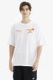 Polera oversize blanca de hombre con estampado colorido y texto en el pecho estilo urbano y relajado