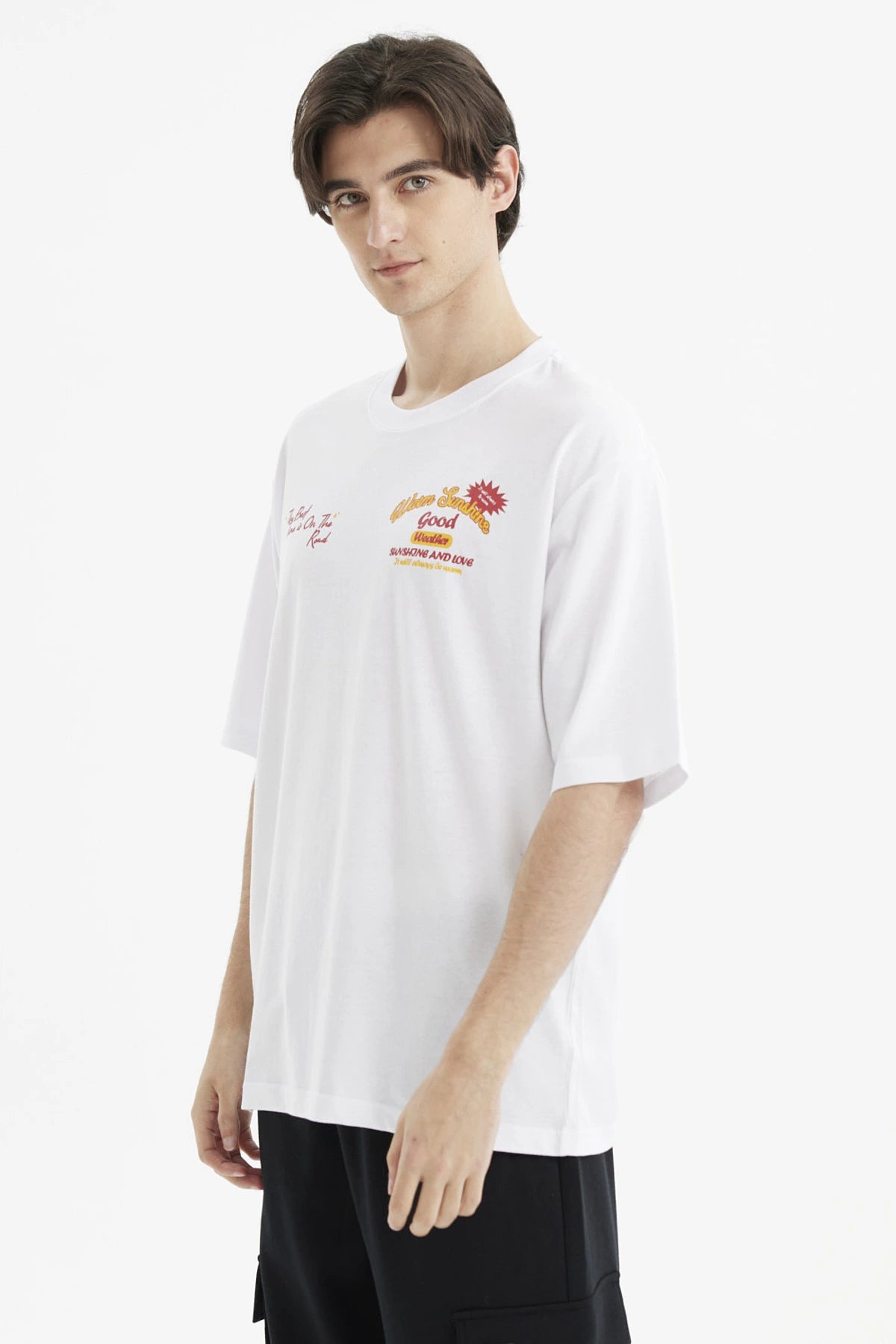 Polera oversize blanca de hombre con estampado colorido y texto en el pecho estilo urbano y relajado
