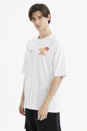 Polera oversize blanca de hombre con estampado colorido y texto en el pecho estilo urbano y relajado