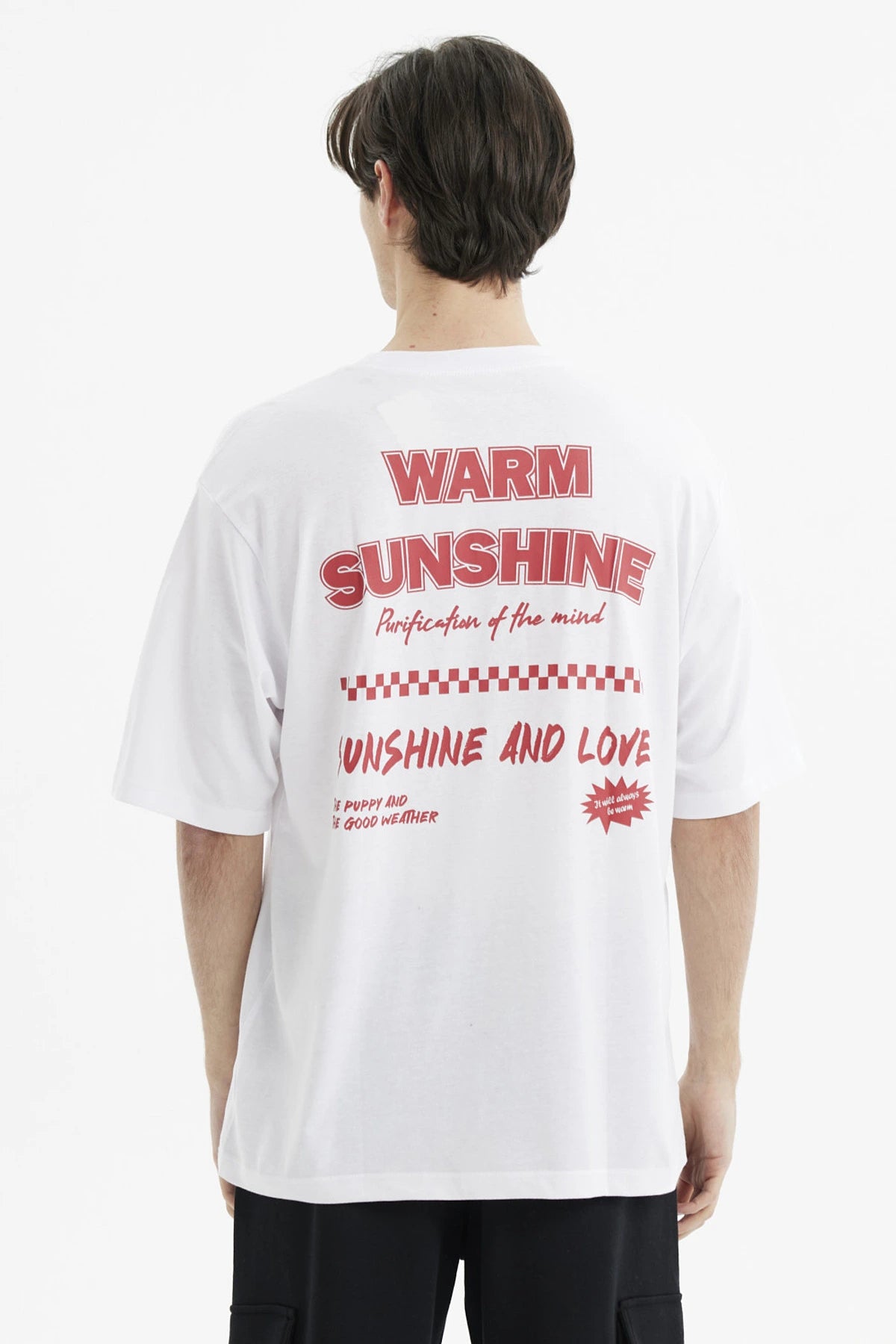 Polera oversize blanca de hombre con estampado colorido y texto en el pecho estilo urbano y relajado