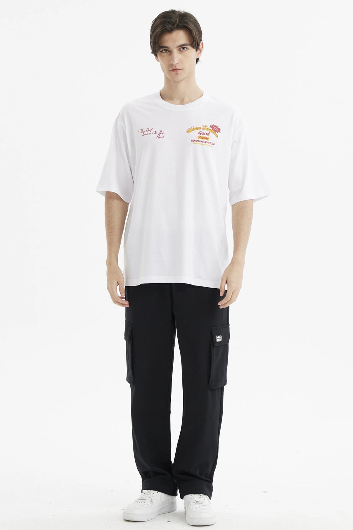 Polera oversize blanca de hombre con estampado colorido y texto en el pecho estilo urbano y relajado
