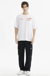 Polera oversize blanca de hombre con estampado colorido y texto en el pecho estilo urbano y relajado