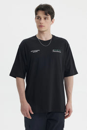 Polera oversize negra para hombre con texto blanco en el pecho estilo casual moderno