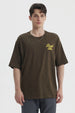 Polera oversize verde militar con estampado amarillo en el pecho que dice Road No Maps No Problems estilo casual relajado