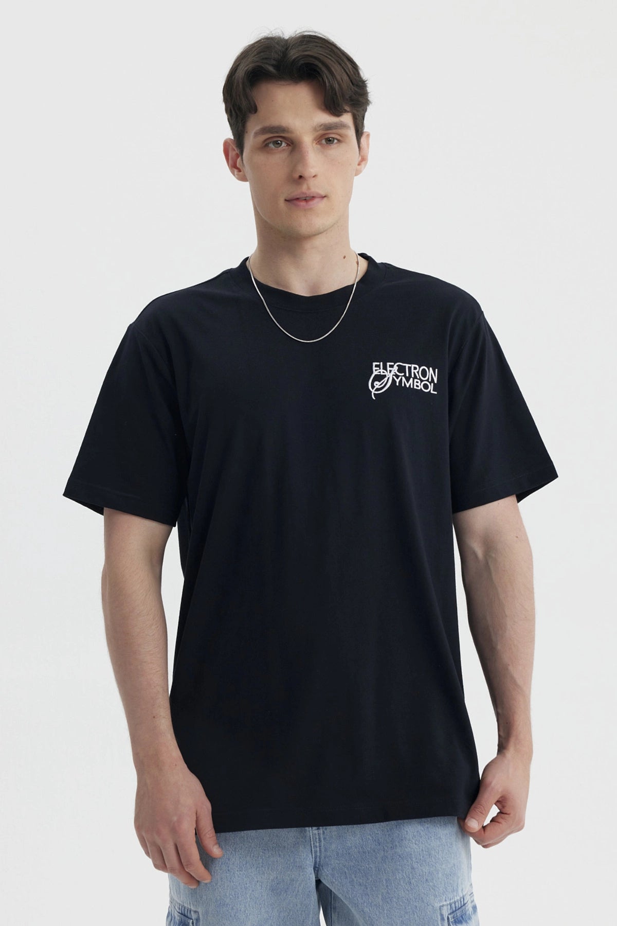 Polera negra slim fit para hombre con diseño Electron Symbol en el pecho estilo casual urbano sin estampas adicionales