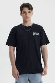 Polera negra slim fit para hombre con diseño Electron Symbol en el pecho estilo casual urbano sin estampas adicionales