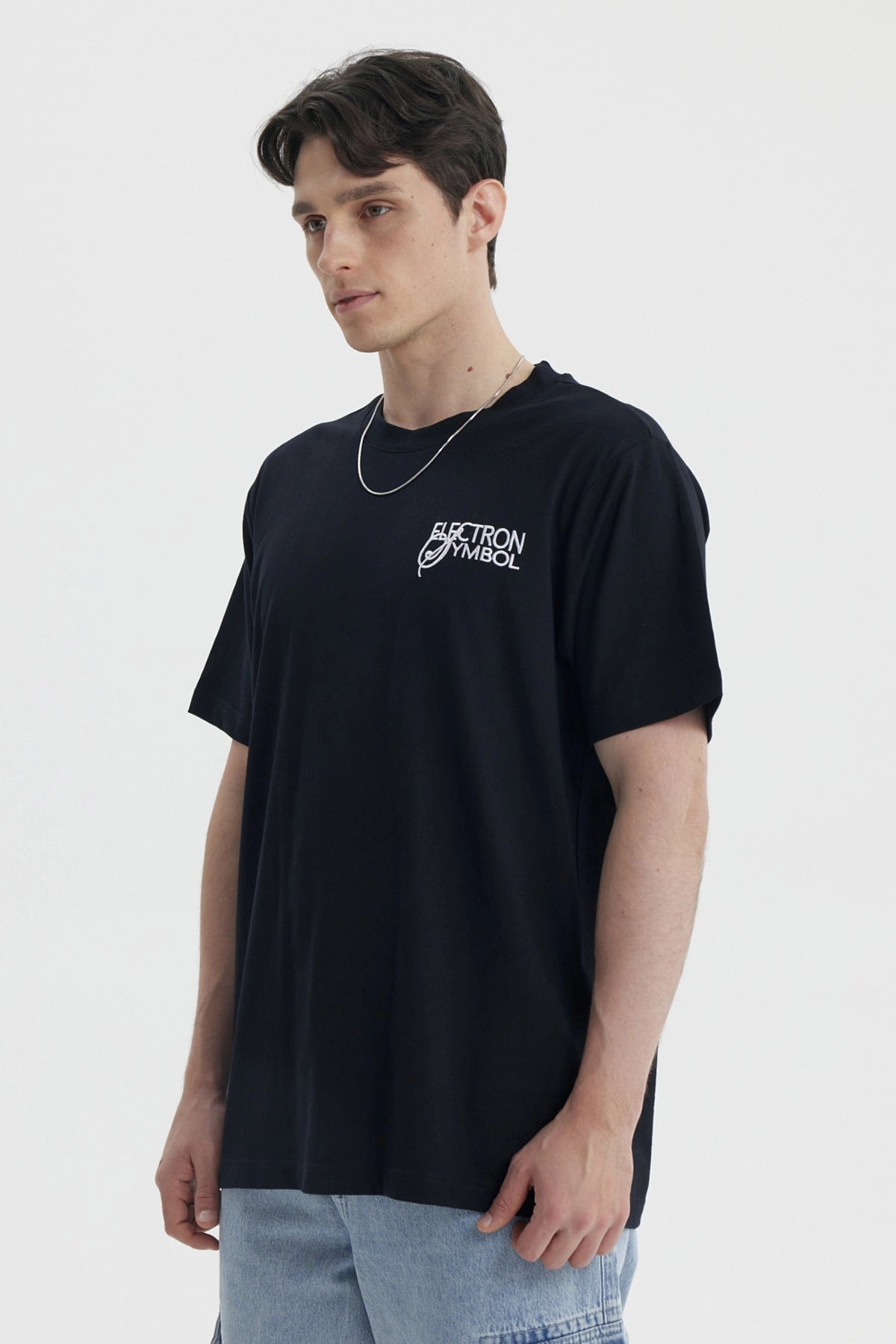 Polera negra slim fit para hombre con diseño Electron Symbol en el pecho estilo casual urbano sin estampas adicionales