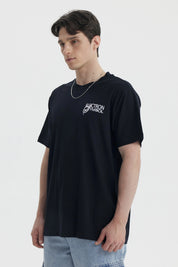 Polera negra slim fit para hombre con diseño Electron Symbol en el pecho estilo casual urbano sin estampas adicionales
