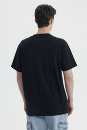 Polera negra slim fit para hombre con diseño Electron Symbol en el pecho estilo casual urbano sin estampas adicionales