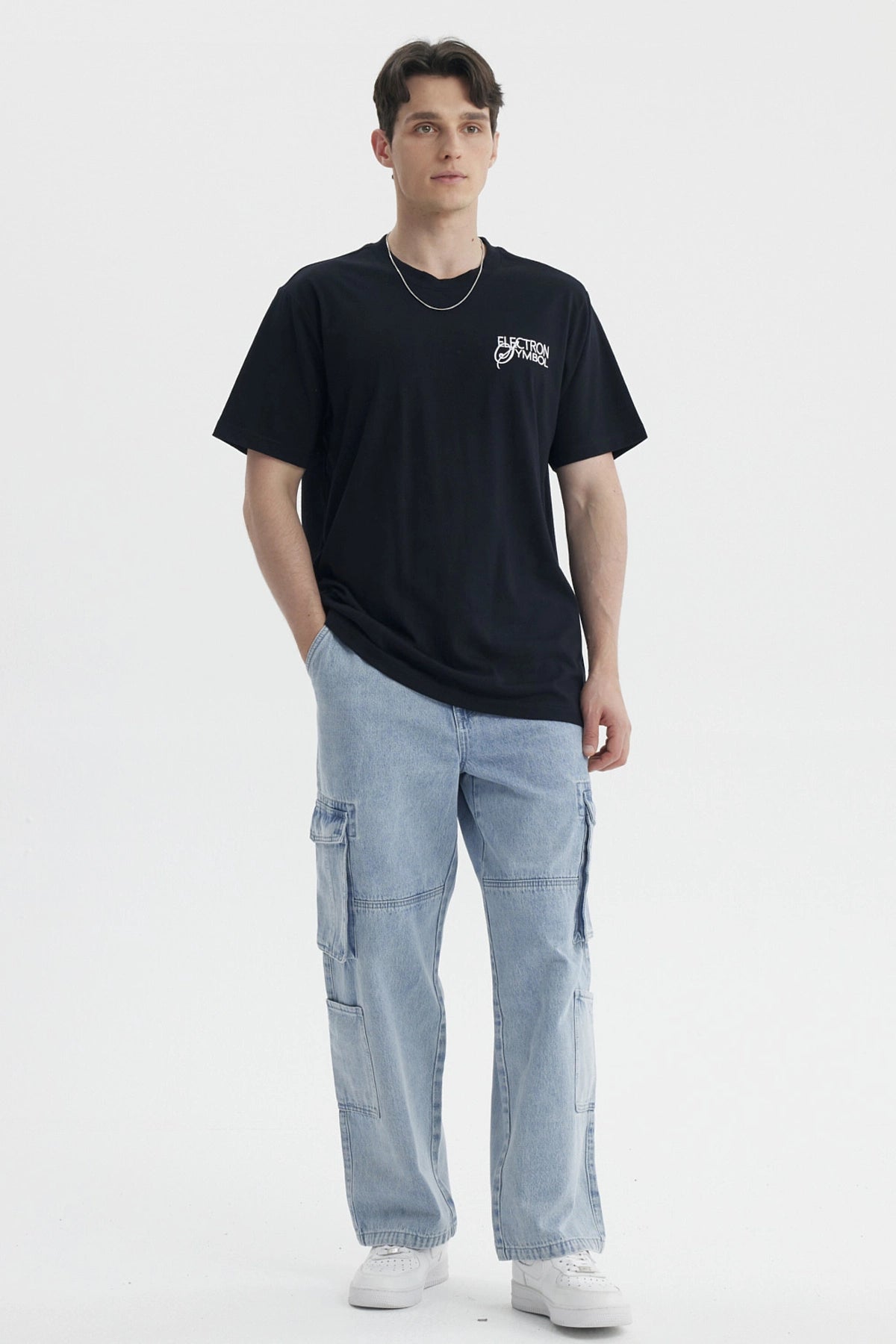 Polera negra slim fit para hombre con diseño Electron Symbol en el pecho estilo casual urbano sin estampas adicionales
