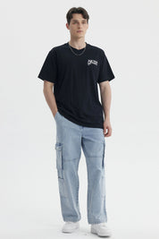 Polera negra slim fit para hombre con diseño Electron Symbol en el pecho estilo casual urbano sin estampas adicionales