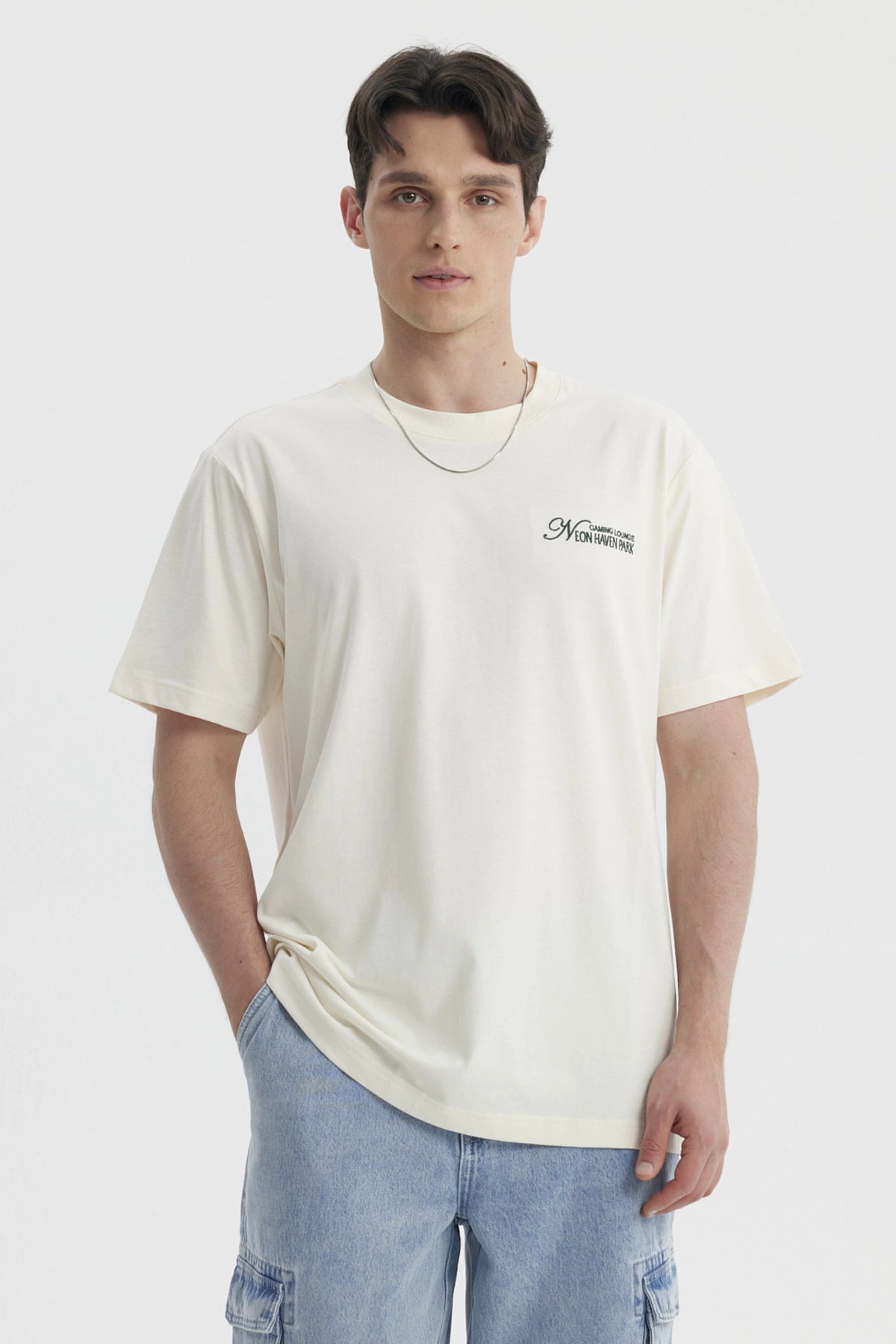 Polera slim beige de hombre con texto decorativo en el pecho estilo casual lisa y de algodón ideal para uso diario