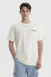 Polera slim beige de hombre con texto decorativo en el pecho estilo casual lisa y de algodón ideal para uso diario