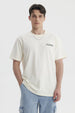 Polera slim beige de hombre con texto decorativo en el pecho estilo casual lisa y de algodón ideal para uso diario