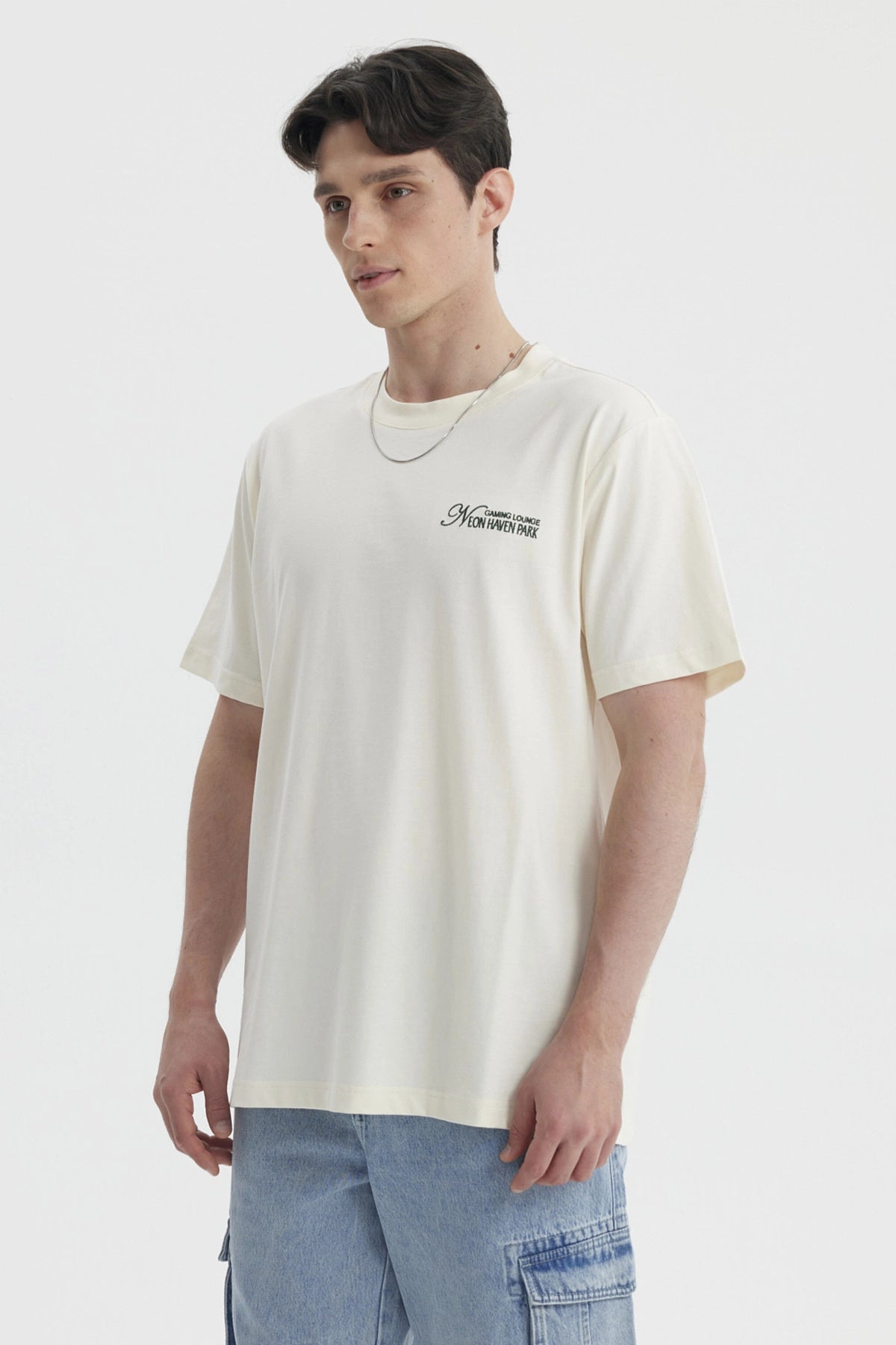 Polera slim beige de hombre con texto decorativo en el pecho estilo casual lisa y de algodón ideal para uso diario