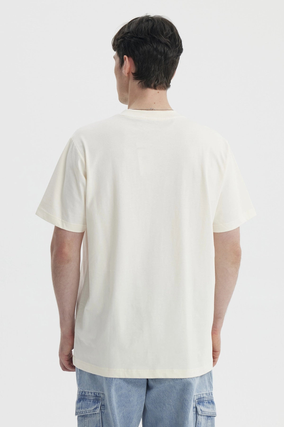 Polera slim beige de hombre con texto decorativo en el pecho estilo casual lisa y de algodón ideal para uso diario