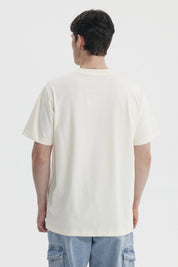 Polera slim beige de hombre con texto decorativo en el pecho estilo casual lisa y de algodón ideal para uso diario