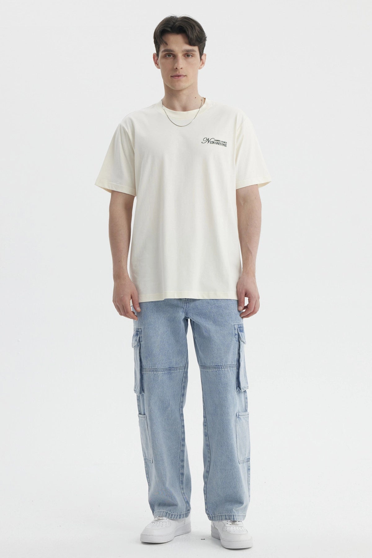 Polera slim beige de hombre con texto decorativo en el pecho estilo casual lisa y de algodón ideal para uso diario