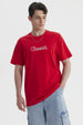 Polera hombre slim roja con texto Chaser en el pecho estilo casual sin estampa adicional lisa