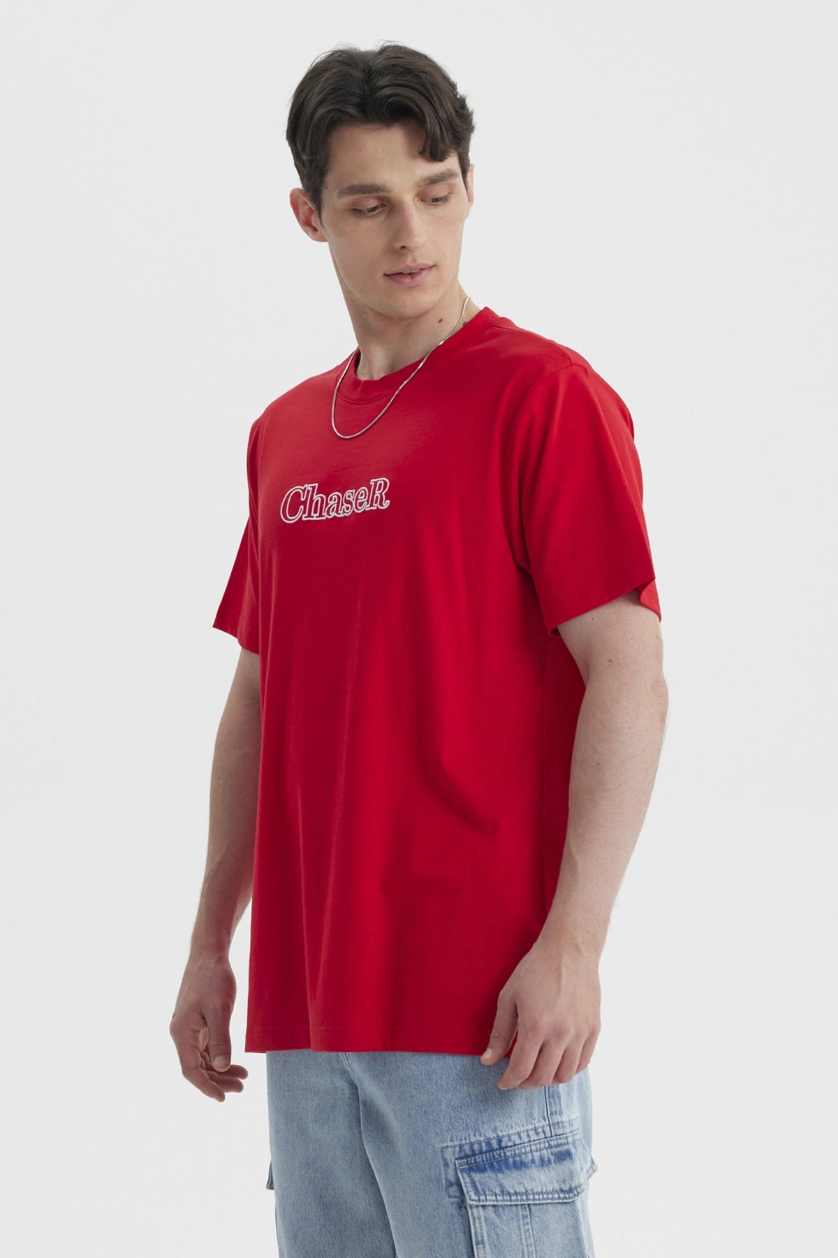 Polera hombre slim roja con texto Chaser en el pecho estilo casual sin estampa adicional lisa