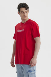 Polera hombre slim roja con texto Chaser en el pecho estilo casual sin estampa adicional lisa