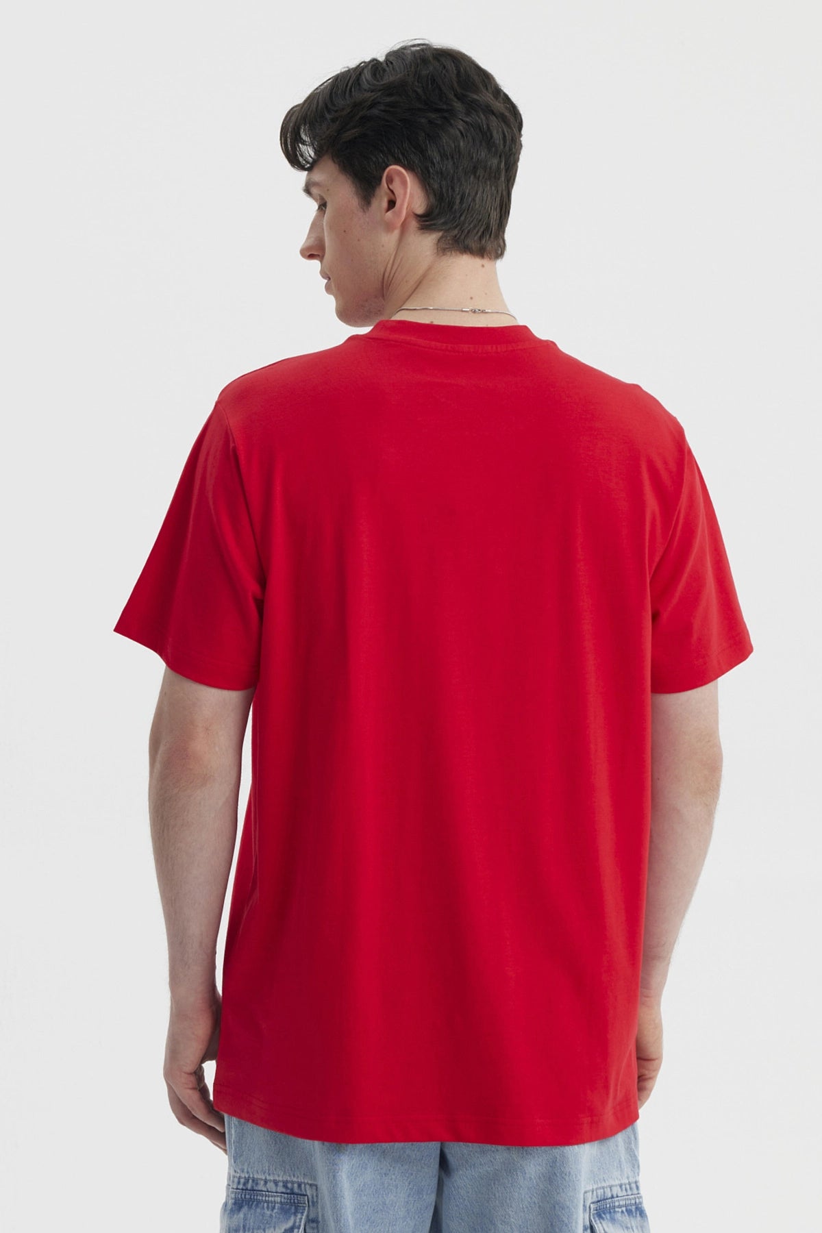 Polera hombre slim roja con texto Chaser en el pecho estilo casual sin estampa adicional lisa