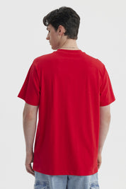 Polera hombre slim roja con texto Chaser en el pecho estilo casual sin estampa adicional lisa
