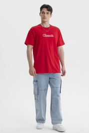 Polera hombre slim roja con texto Chaser en el pecho estilo casual sin estampa adicional lisa