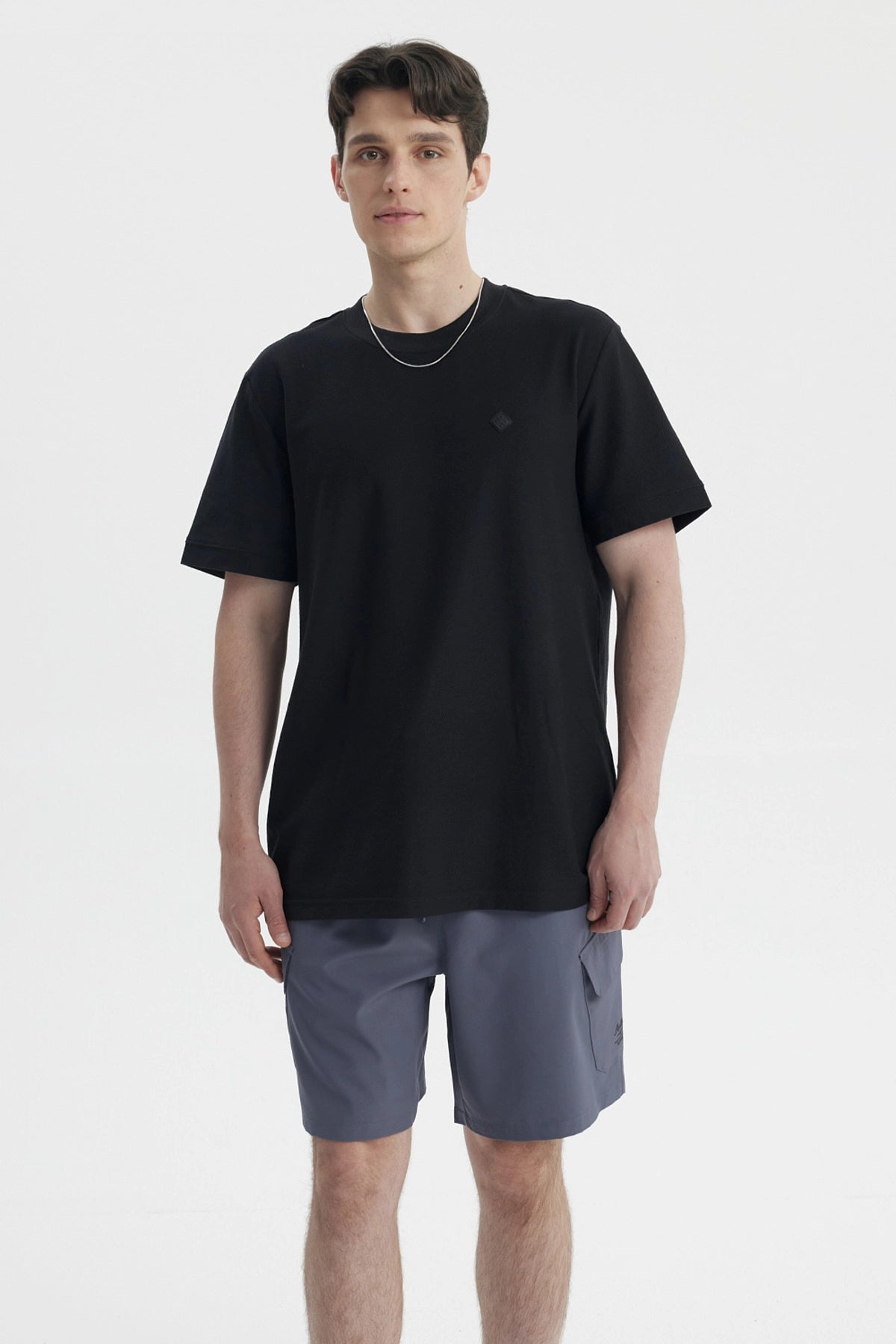 Polera negra slim para hombre lisa sin estampas con un ajuste moderno y cómodo ideal para un look casual diario