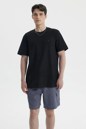 Polera negra slim para hombre lisa sin estampas con un ajuste moderno y cómodo ideal para un look casual diario