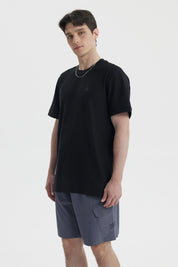 Polera negra slim para hombre lisa sin estampas con un ajuste moderno y cómodo ideal para un look casual diario