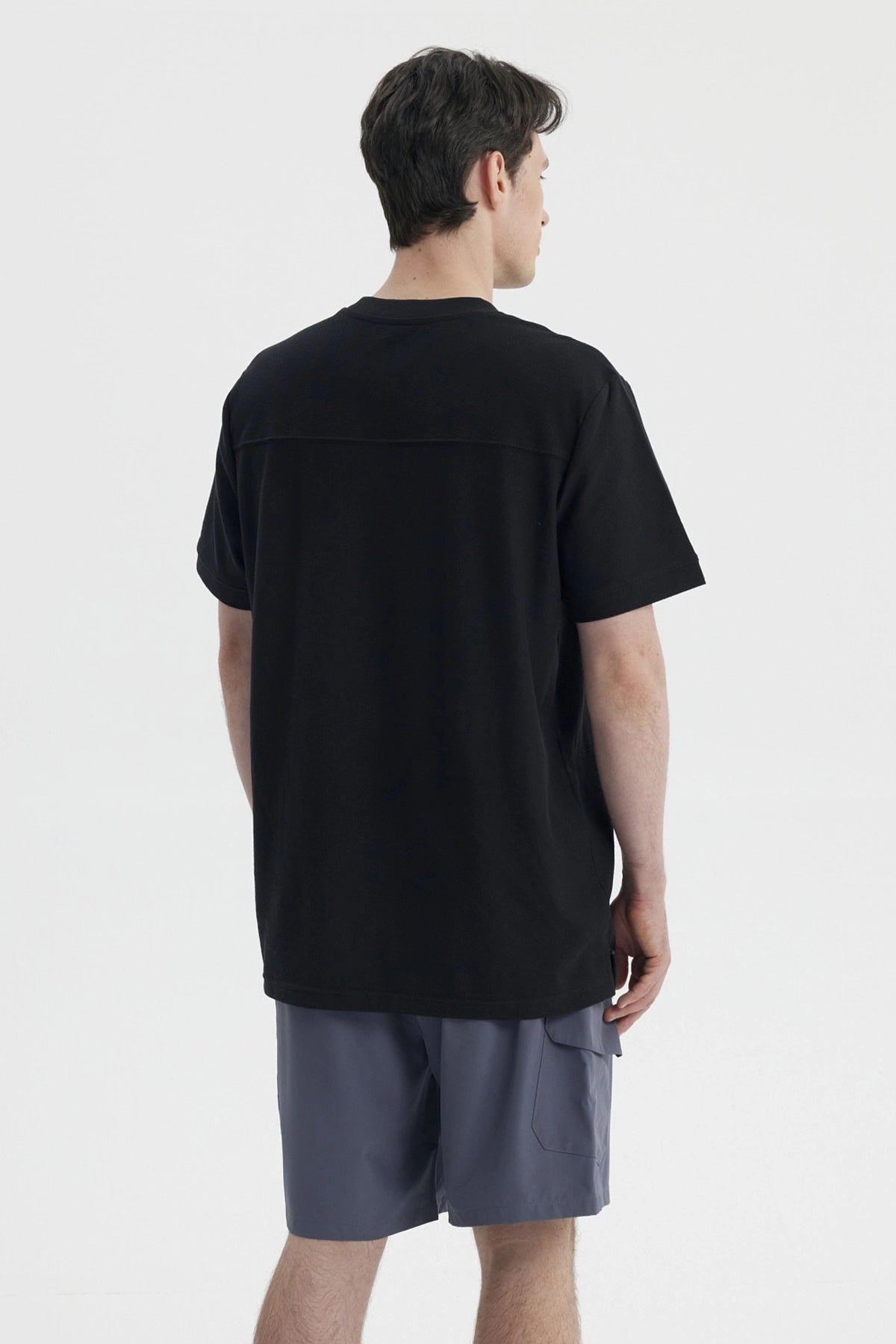 Polera negra slim para hombre lisa sin estampas con un ajuste moderno y cómodo ideal para un look casual diario