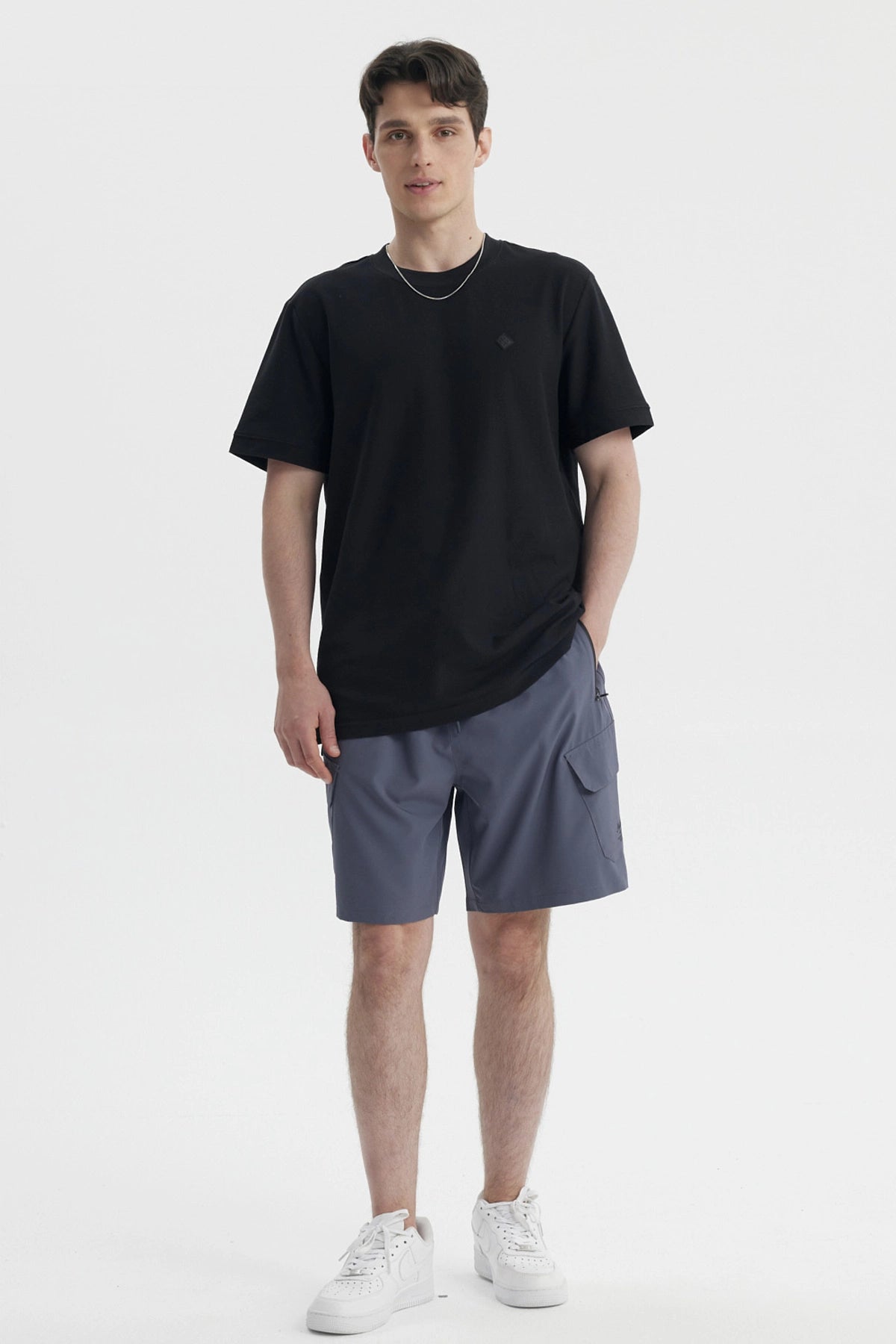 Polera negra slim para hombre lisa sin estampas con un ajuste moderno y cómodo ideal para un look casual diario