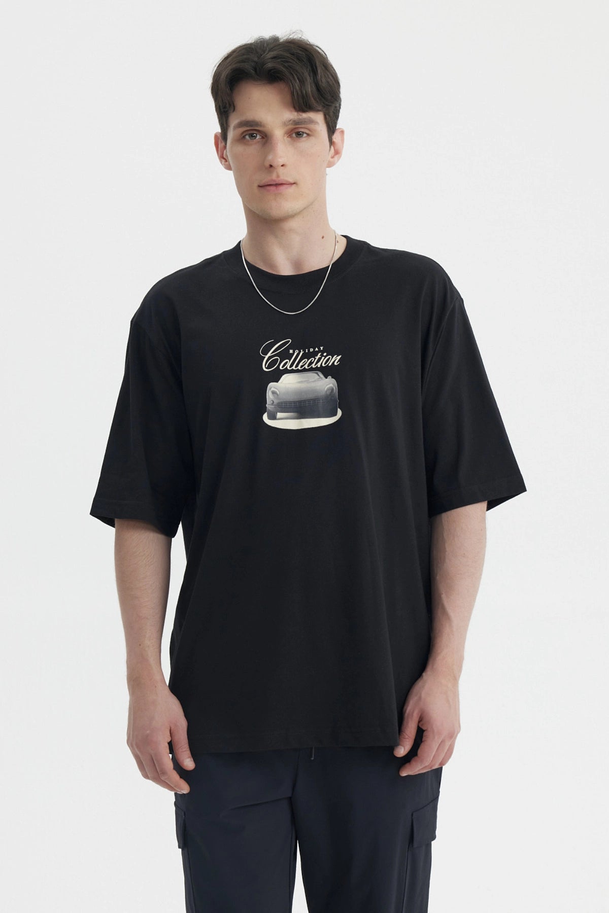 Polera negra slim para hombre con estampa central de auto clásico y texto Friday Collection en estilo retro
