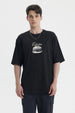 Polera negra slim para hombre con estampa central de auto clásico y texto Friday Collection en estilo retro