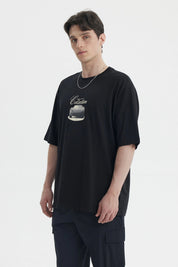 Polera negra slim para hombre con estampa central de auto clásico y texto Friday Collection en estilo retro