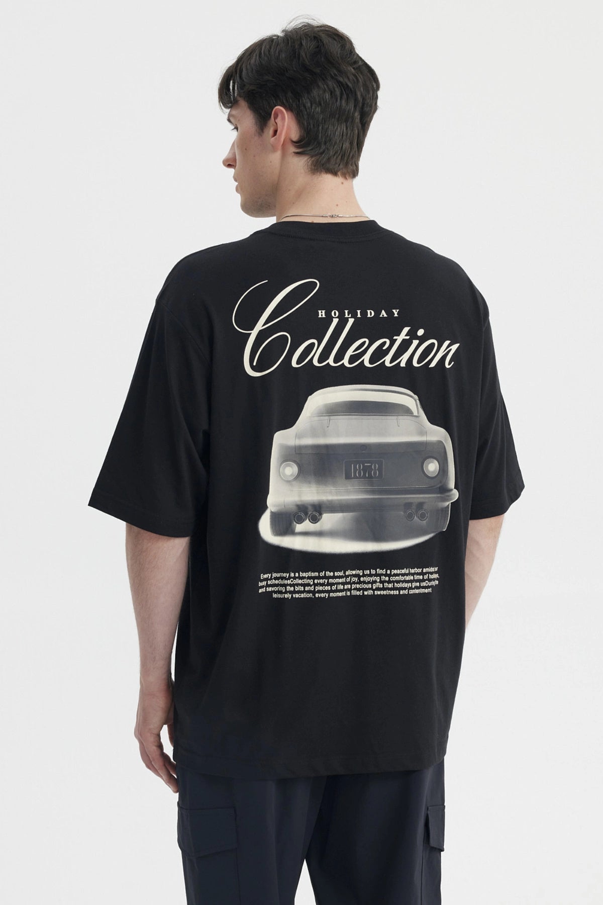 Polera negra slim para hombre con estampa central de auto clásico y texto Friday Collection en estilo retro