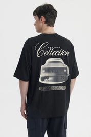 Polera negra slim para hombre con estampa central de auto clásico y texto Friday Collection en estilo retro