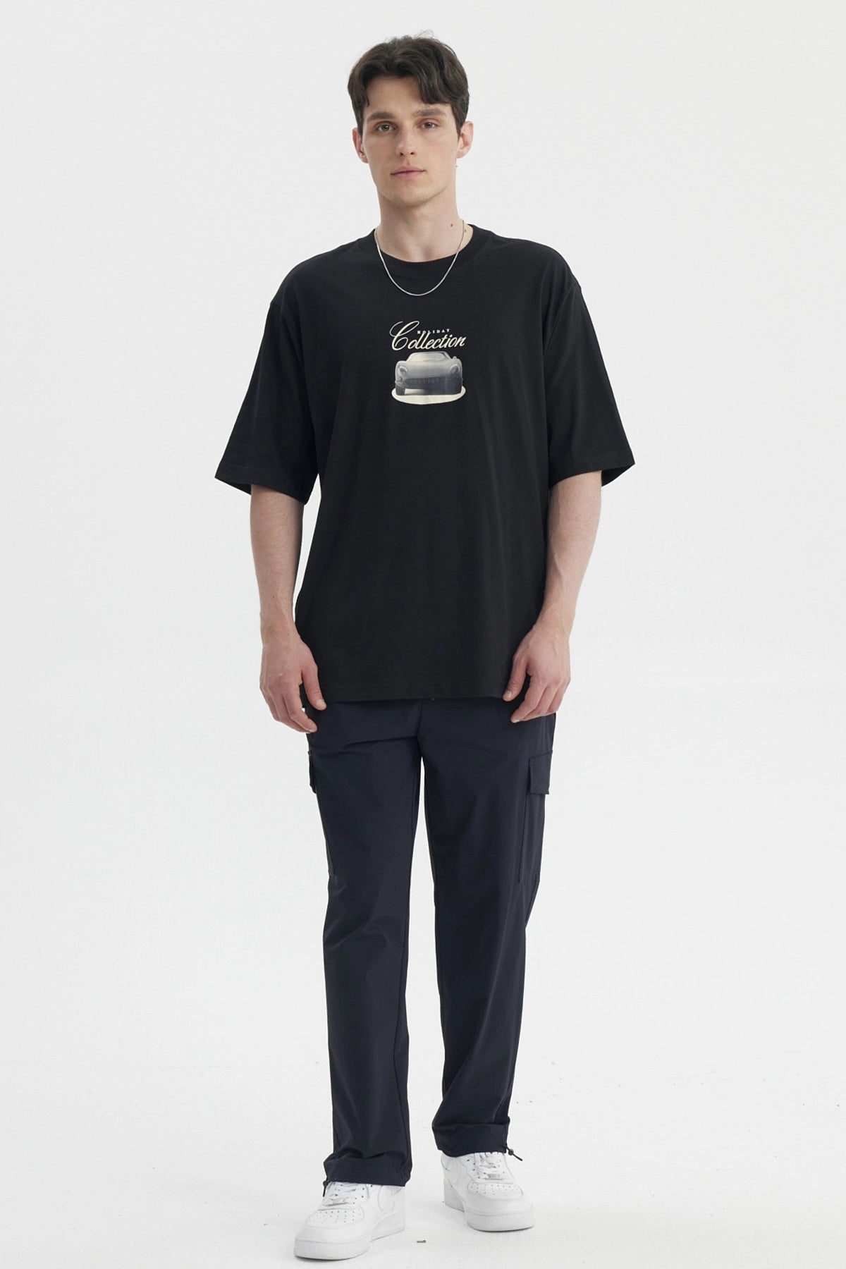 Polera negra slim para hombre con estampa central de auto clásico y texto Friday Collection en estilo retro