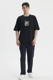 Polera negra slim para hombre con estampa central de auto clásico y texto Friday Collection en estilo retro