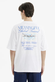 Polera hombre slim blanca con texto azul Meaningful Global Travel en el pecho estilo minimalista urbana y cómoda